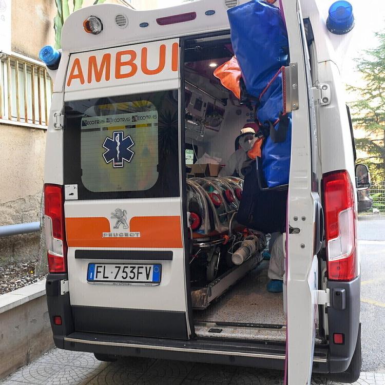 Ancona, bimba di tre anni soffoca con un chicco d'uva: è gravissima