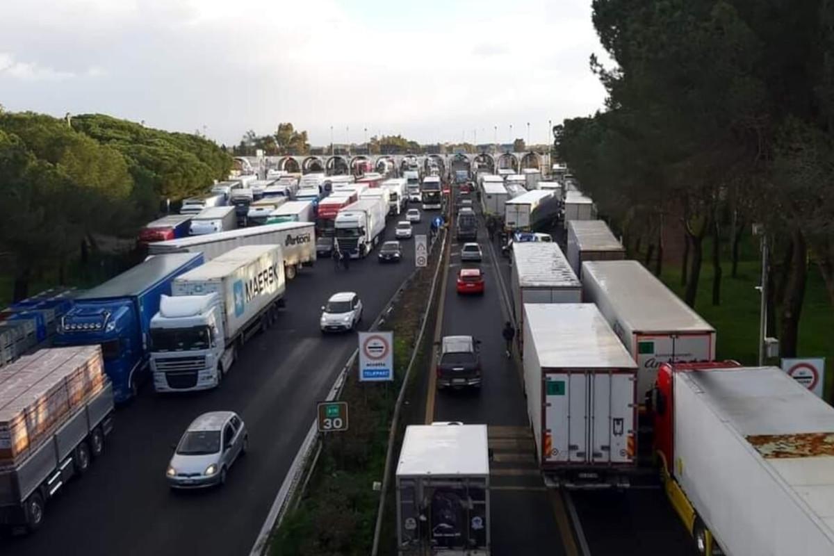 Campania, blocchi dei tir: danni fino a 300 milioni tra agricoltura, supermercati e benzina