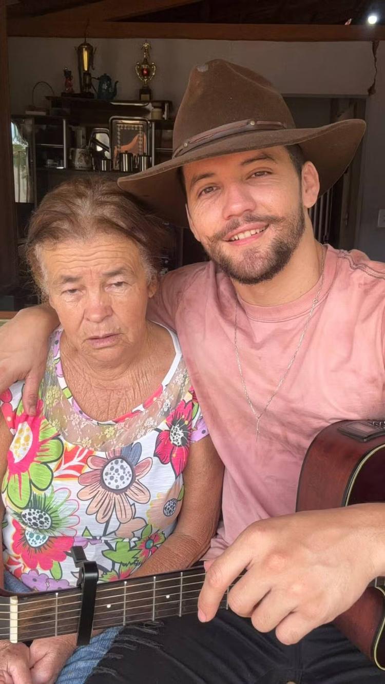 Filho grava vídeos cantando em casa com a mãe no interior de MG e emociona internautas pelo país: ‘Vontade de chorar de tanto amor’