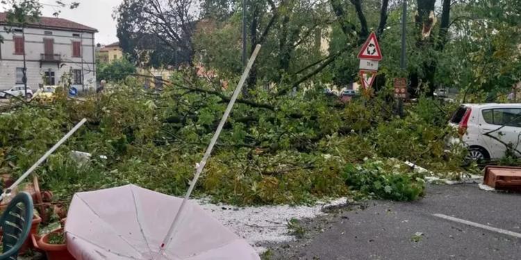 La furia della grandine su Cremona: 10 chiese sfregiate, 10mila auto danneggiate. Città in ginocchio