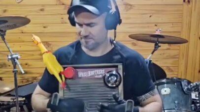 Brasileiro vence concurso do Metallica com tábua de lavar e galinha de borracha