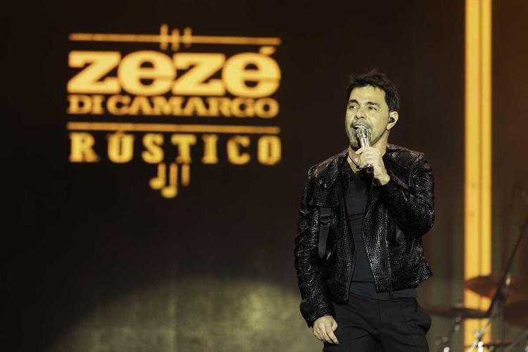 Zezé Di Camargo faz grande apresentação no São João da Moda em Santa Cruz do Capibaribe