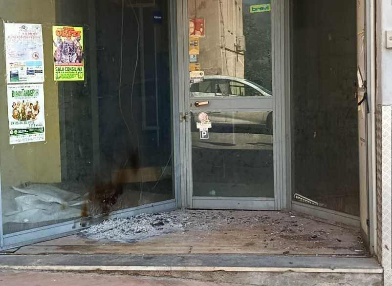Sala Consilina, fiamme nella notte: fuoco ai cartoni davanti a un locale, sfiorato il disastro