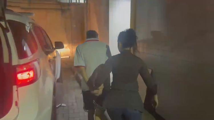 Casal é preso após recém-nascido ser encontrado enterrado em quintal de casa; bebê morreu