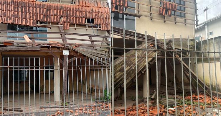 “Nosso medo é ela cair de vez”: morador relata insegurança com casa abandonada no bairro Santa Regina, em Camboriú