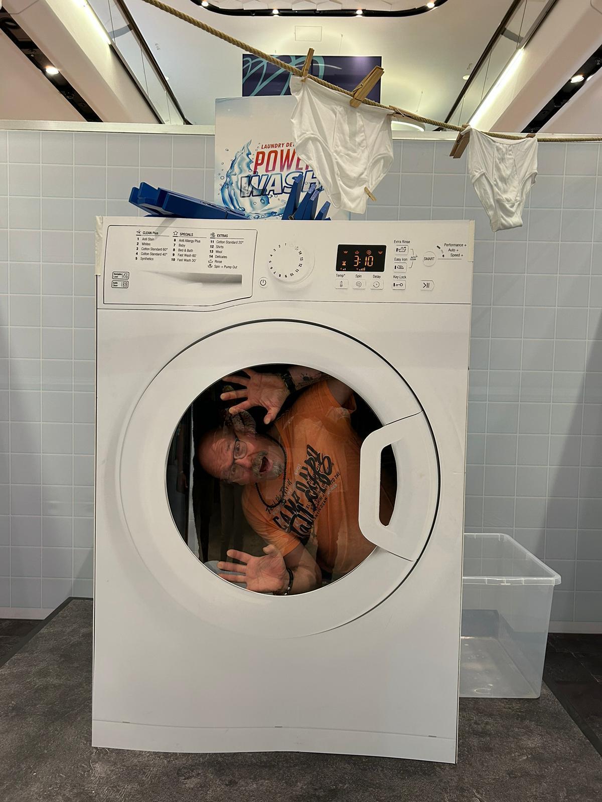 Mitarbeiter macht Urlaub in der Waschmaschine