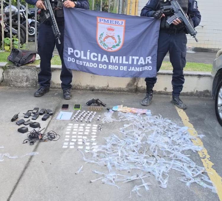 Trio é preso com drogas, arma e munições em Paracambi