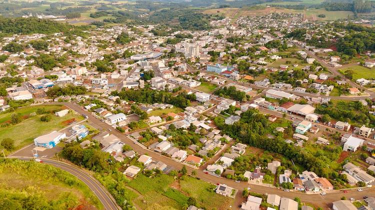 Mulher é encontrada morta com tiro no rosto em SC; adolescente é apreendido após pedir ajuda em quartel e fugir