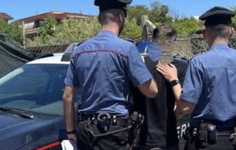 Bacoli, minaccia di decapitare l’ex e il padre: aggredisce anche i genitori e la sorella, arrestato 25enne