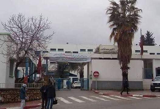 سيدة تضع مولودها في الشارع العام بصفرو وحقوقيون يرفعون الشارة السوداء