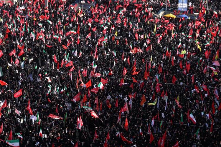 Funeral de Ali Khamenei: Milhares de fiéis vão às ruas no Irã exigindo 'vingança' contra Trump
