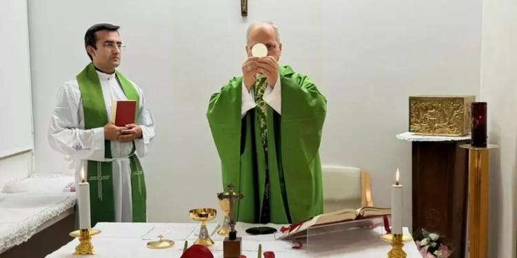 Il Papa in recupero, ha celebrato la messa. Diffuse le prime foto dal ricovero, "Domenica l'Angelus ci sarà"