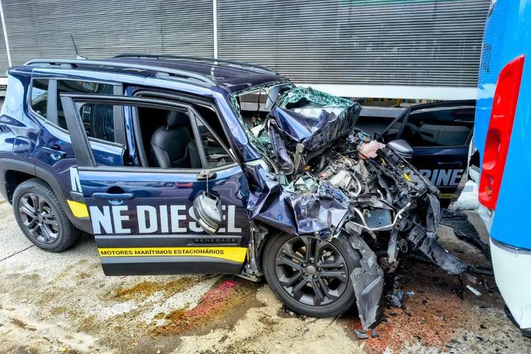 Motorista fica presa em carro após colisão com ônibus na Avenida Constantino Nery, em Manaus