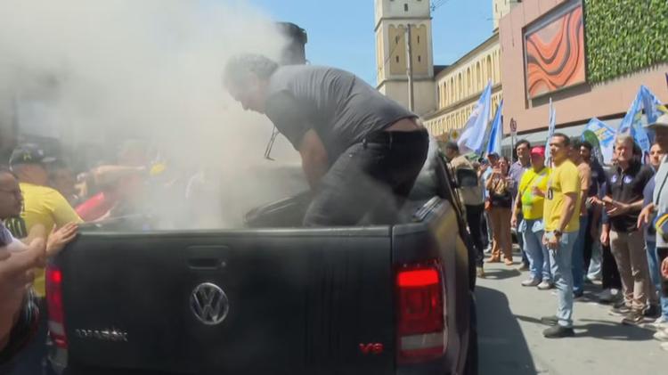Gerador de carro de som pega fogo em ato de campanha de Flávio Bolsonaro em SP