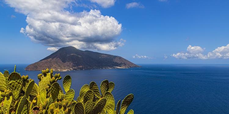 Isole di Sicilia, dopo la sospensione dei rincari il nodo dei tagli alle corse: Federalberghi scrive alla Regione