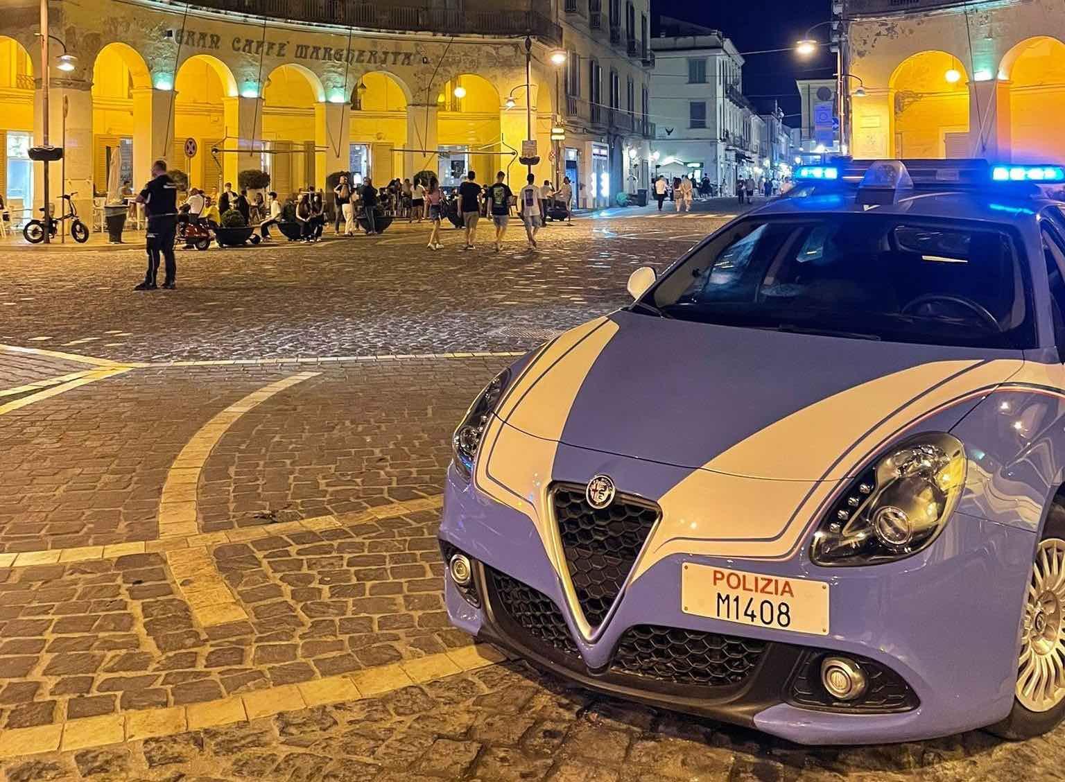 Caserta, inseguito e bloccato dalla Polizia in centro: in auto aveva cocaina, nei guai 24enne