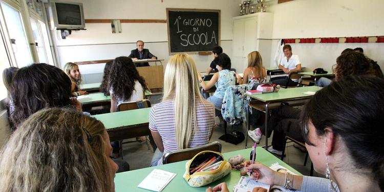 Scuola al via domani in Calabria, studenti in calo: - 4.606