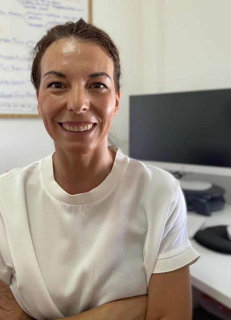 La docente y enfermera Nuria Trujillo Garrido recibe la Mención Salud en los Premios atrÉBT! de la Universidad de Cádiz por una innovadora patente para el tratamiento de lesiones en la mano