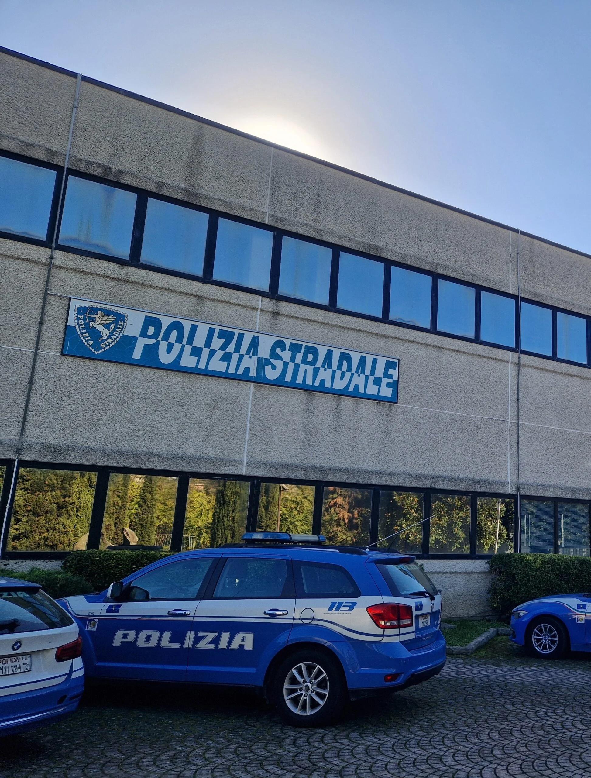 Tangenziale di Salerno: guida con patente revocata e smartphone al volante