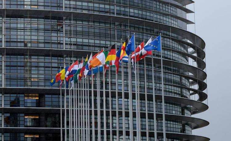 União Europeia cobra que EUA cumpram acordo comercial após ameaça de Trump à Espanha