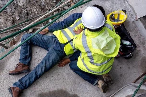 عامل بناء يصارع الموت بعد حادث خطير داخل منزل مسؤول جماعي بواحة سيدي إبراهيم
