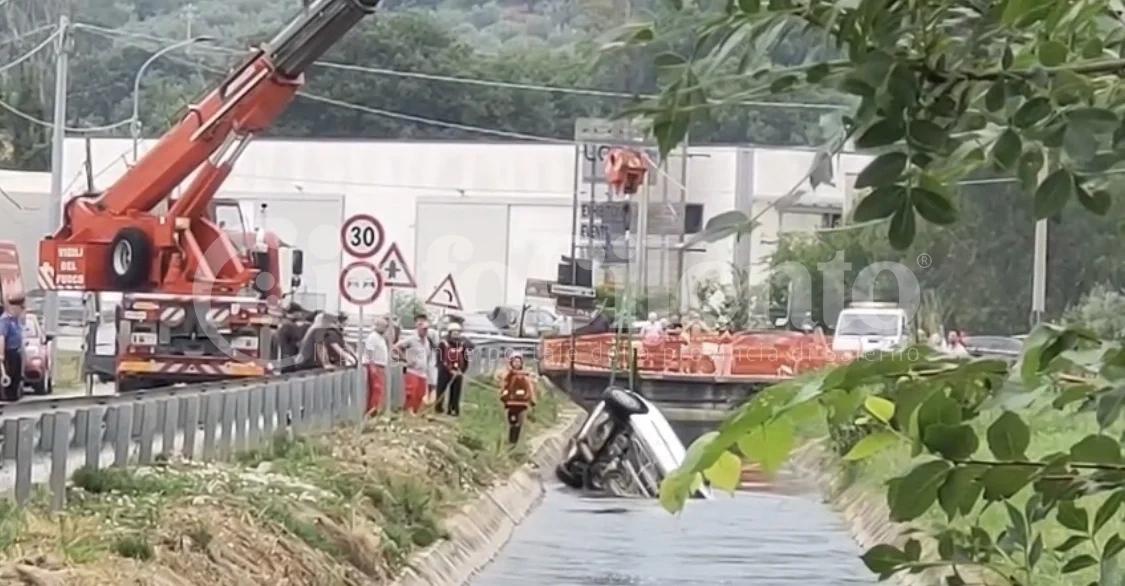 Auto precipita nel canale a Matinella: salvata dai passanti dopo lo schianto sulla provinciale