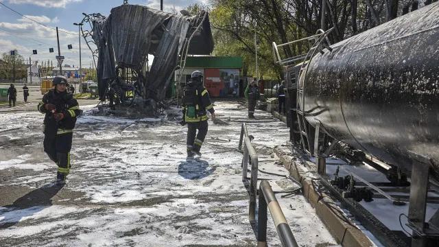 Pelo menos três mortos em ataques russos e Kiev bombardeia petroleiros