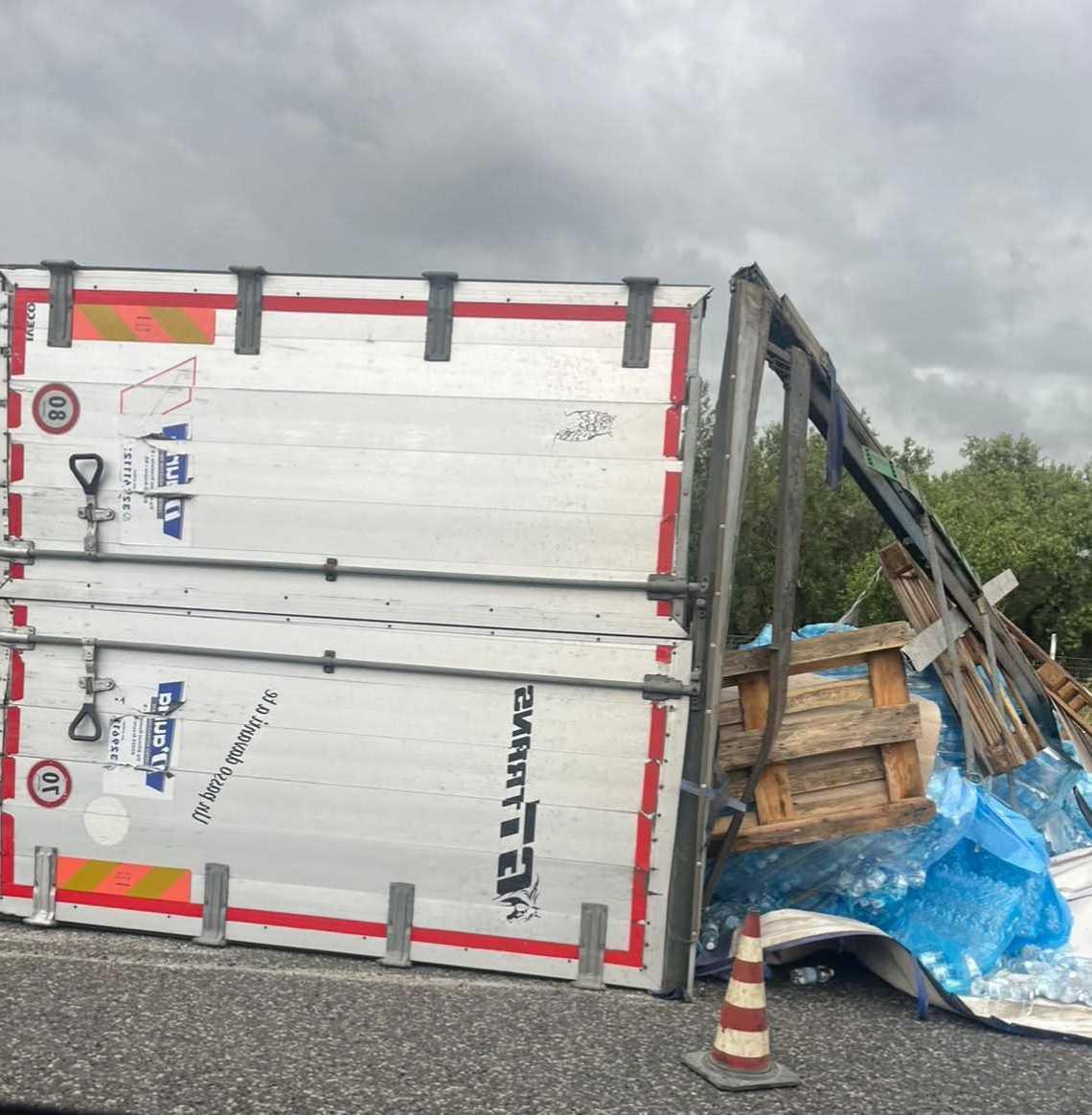 Camion ribaltato sulla A2 tra Campagna ed Eboli: soccorsi in azione e traffico rallentato