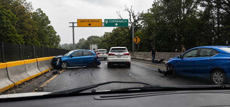 Caos en la autopista México-Cuernavaca por fuerte choque antes de La Pera