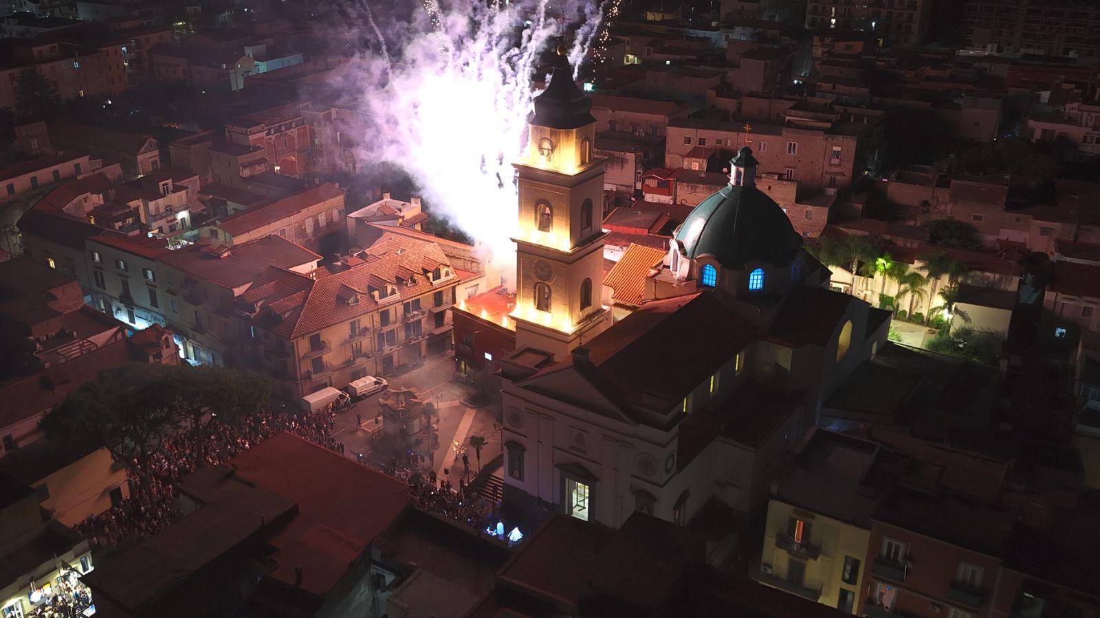 Calvizzano, festeggiamenti in onore di San Giacomo: in tanti per assistere all’incendio del campanile