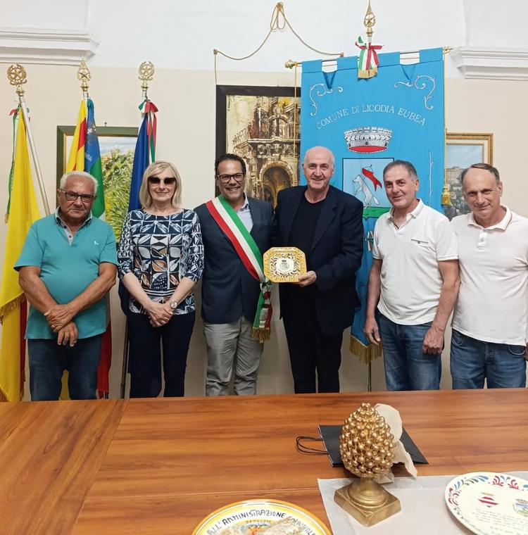 ⚽🏛️ È stato un piacere accogliere al Palazzo Comunale Gianni Sbaiz, che dopo diversi anni è tornato a Licodia Eubea, pe...