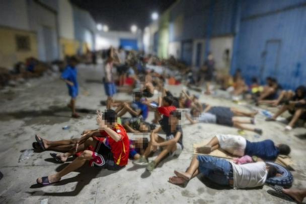 بين أحلام ”الضفة الأخرى” والواقع المر.. يوميات قاسية للمهاجرين في سبتة يوثقها رحالة أجانب