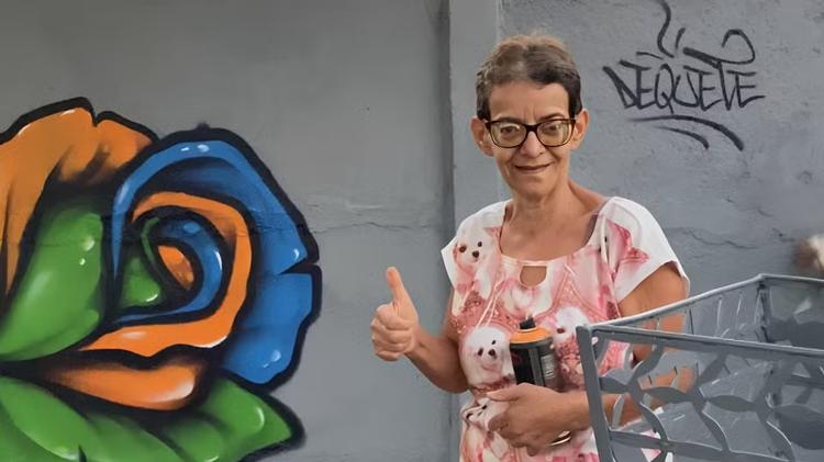 Pintor que transforma fachadas de casas de pessoas carentes se une a grafiteiro para atender pedido de moradora: 'Faz um botão de rosa?'