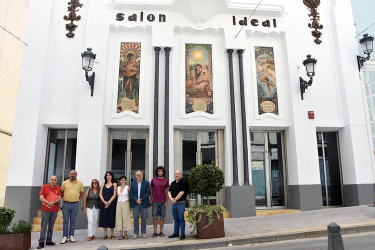 “Las Ideales”, tres pinturas alegóricas a la Música, la Luz y el Movimiento, embellecen la fachada principal del Cine Ideal de Baza