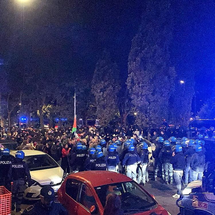 In piazza contro il carovita. Cortei improvvisati a Roma, cariche a Ponte Sisto. Otto pers...