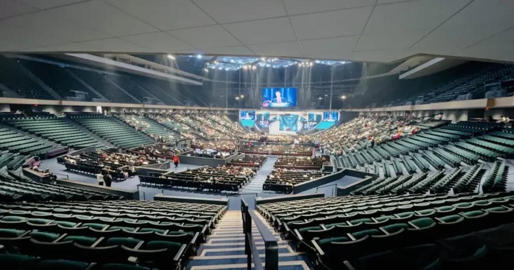 Megaiglesia de Joel Osteen en Lakewood está prácticamente vacía