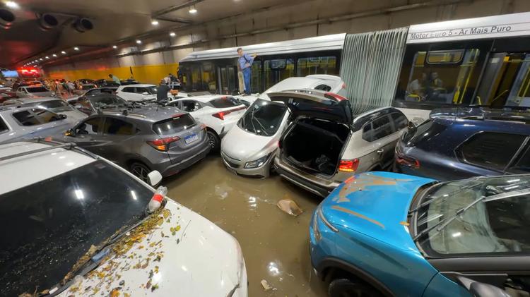 'A água subiu em segundos': motoristas relatam desespero ao ficarem presos em enchente no túnel do Anhangabaú