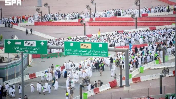 حجاج بيت الله الحرام يرمون جمرة العقبة في يوم النحر