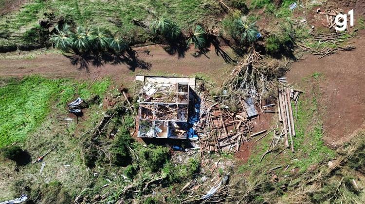 'Caiu tudo. Alguém vem ajudar a tirar a Diele': ouça áudios de morador que precisou retirar a esposa dos escombros após tornado no RS