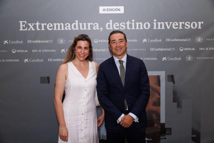 Laura Pascual Nebreda, de la Junta de Extremadura y Miguel Ángel Mendiano, de Extremadura Avante.