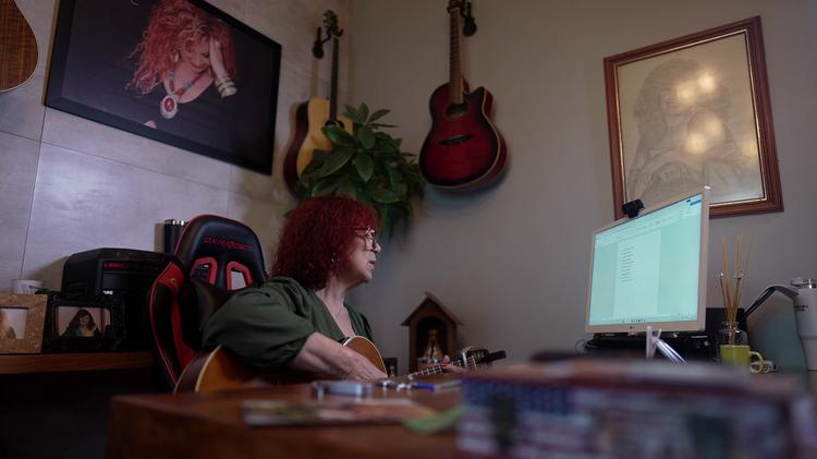 Autora de 'Dormi na Praça' cria música inédita em 12 minutos durante entrevista; veja
