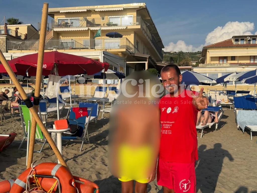Paura a Capaccio Paestum, minore scompare in spiaggia e percorre otto chilometri: salvato dai bagnini