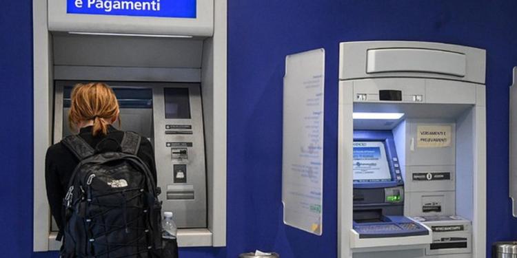 Ragazza catanese trova 500 euro allo sportello bancomat e li consegna a polizia