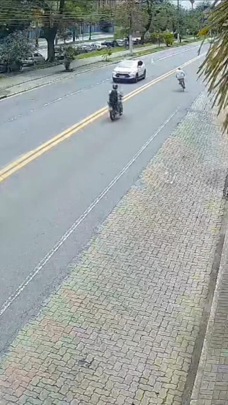 VÍDEO: Acidente entre moto e bicicleta deixa dois feridos em Volta Redonda