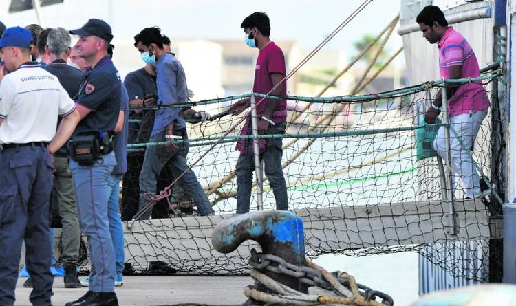 Il sondaggio che gela la sinistra: italiani contrari agli sbarchi e favorevoli ai rimpatri