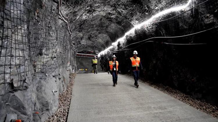 Como é a viagem até as cavernas gigantes onde cientistas investigam a origem do universo