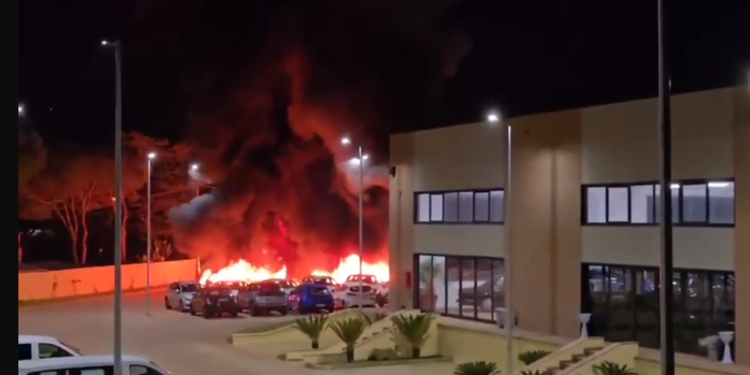 Oltre 20 auto incendiate nel piazzale di Sicily by car di Carini. Il rogo nella notte