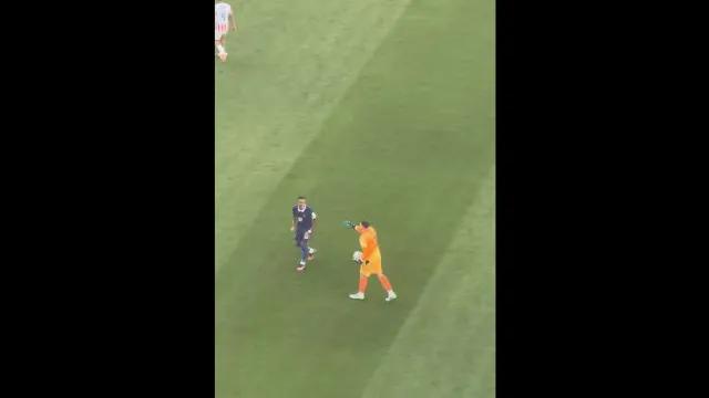Goleiro do Paraguai foi ignorado por Mbappé e reação viraliza; veja