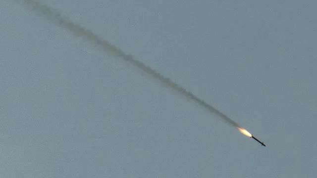 EUA atacam com mísseis navio perto do Irã, e houthis matam 4