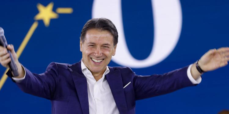 Giuseppe Conte punta alle primarie: «Pronti alla sfida, altrimenti ci inginocchiamo al Pd»